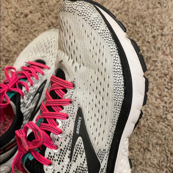 Brooks women’s running shoes - Picture 4 of 4